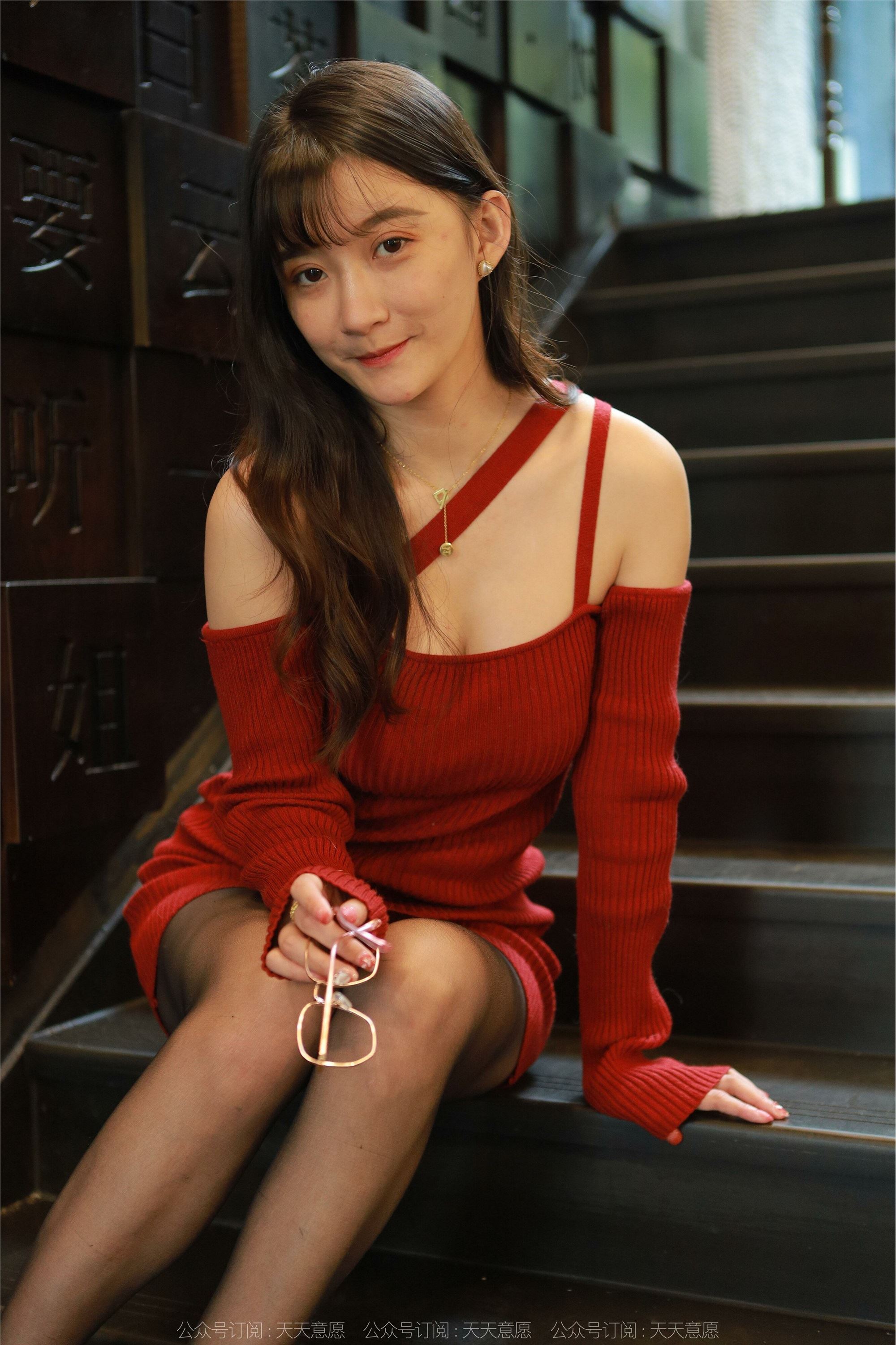 IESS异思趣向  2022.05.22 丝享家 1095：秋秋《深V红裙》